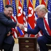 Tổng thống Mỹ Donald Trump (phải) và nhà lãnh đạo Triều Tiên Kim Jong-un (trái) trong cuộc gặp thượng đỉnh tại làng đình chiến Panmunjom, khu biên giới liên Triều ngày 30/6/2019. (Nguồn: THX/TTXVN) 