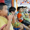 Những ngày đầu năm học mới thêm vui với các em học sinh vì được uống sữa với các bạn. (Nguồn: Vietnam+) 
