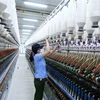 Dây chuyền sản xuất sợi tại nhà máy của Công ty Cổ phần VinaTex Hồng Lĩnh. (Ảnh: Vũ Sinh/TTXVN) 
