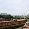 Công trình đập ngăn mặn trên sông Cái được xây dựng cách vị trí cầu đường sắt Nha Trang hiện hữu khoảng 75m, nối khu dân cư phường Ngọc Hiệp với đường Ngô Đến. (Ảnh: Nguyễn Dũng/TTXVN) 