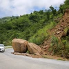 [Photo] Nguy cơ sạt lở trên tuyến đường biên giới ở Nghệ An