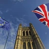 Cờ Anh (phải) và cờ EU tại London, Anh, ngày 17/10/2019. (Nguồn: AFP/TTXVN) 