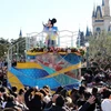 Người dân tham quan công viên Disneyland ở Tokyo, Nhật Bản, ngày 1/1/2016. (Nguồn: AFP/TTXVN) 