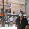 Người dân đeo khẩu trang phòng lây nhiễm COVID-19 tại Rome, Italy, ngày 4/8/2020. (Nguồn: THX/TTXVN) 