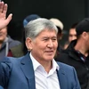 Cựu Tổng thống Kyrgyzstan Almazbek Atambayev chào những người ủng hộ tại Bishkek, Kyrgyzstan ngày 3/7/2019. (Nguồn: AFP/TTXVN) 
