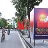 Phố Đinh Tiên Hoàng với panô và cờ rực rỡ chào mừng 1010 năm Thăng Long-Hà Nội. (Ảnh: Hoàng Hiếu/TTXVN) 