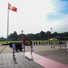 Bí thư Thành ủy Hà Nội Vương Đình Huệ và các vị lãnh đạo Thành phố Hà Nội đặt vòng hoa, vào Lăng viếng Chủ tịch Hồ Chí Minh. (Ảnh: Văn Điệp/TTXVN)
