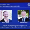 Chân dung hai nhà kinh tế người Mỹ Paul. R.Milgrom (trái) và Robert B.Winson đoạt giải Nobel Kinh tế 2020 trong cuộc họp báo công bố giải Nobel ở Stockholm, Thụy Điển ngày 12/10/2020. (Nguồn: AFP/TTXVN) 