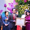 Phó Chủ tịch nước Đặng Thị Ngọc Thịnh trao tặng Huân chương Lao động hạng Nhất cho ông Trần Công Thuật, Chủ tịch Ủy ban Nhân dân tỉnh Quảng Bình. (Ảnh: Võ Dung/TTXVN) 