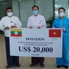 Đại sứ Việt Nam tại Myanmar Lý Quốc Tuấn trao hàng vật tư y tế của Chính phủ Việt Nam hỗ trợ Myanmar. (Nguồn: ĐSQ Việt Nam tại Myanmar) 