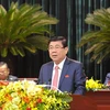 Ông Nguyễn Thành Phong, Phó Bí thư Thành ủy, Chủ tịch Ủy ban Nhân dân Thành phố Hồ Chí Minh, báo cáo những vấn đề quan trọng trọng việc thực hiện các mục tiêu tổng quát và các chỉ tiêu thực hiện ở nhiệm kỳ 2020-2025. (Ảnh: Thanh Vũ/TTXVN) 