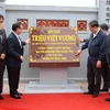 Các vị lãnh đạo gắn biển công trình Đền thờ Triệu Việt Vương chào mừng Đại hội Đảng bộ tỉnh Hưng Yên lần thứ XIX, nhiệm kỳ 2020-2025. (Ảnh: Đinh Tuấn/TTXVN) 