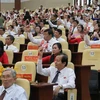 Đại biểu biểu quyết thông qua Dự thảo Nghị quyết Đại hội Đảng bộ tỉnh lần thứ XI, nhiệm kì 2020-2025. (Ảnh: Thanh Hòa/TTXVN) 