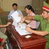 Chi trả tiền hỗ trợ cho người lao động bị ảnh hưởng bởi dịch COVID-19 tại thành phố Ninh Bình, tỉnh Ninh Bình. (Ảnh: Thùy Dung/TTXVN) 