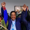 Ông Luis Arce (giữa) mừng chiến thắng tại La Paz, Bolivia, ngày 19/10/2020. (Nguồn: AFP/TTXVN) 