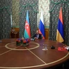 Ngoại trưởng Nga Sergei Lavrov (giữa) chủ trì cuộc đàm phán cấp cao giữa Ngoại trưởng Armenia Zohrab Mnatsakanyan (phải) và Ngoại trưởng Azerbaijan Jeyhun Bayramov tại Moskva ngày 9/10/2020. (Nguồn: AFP/TTXVN) 