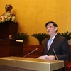Quyền Bộ trưởng Bộ Y tế Nguyễn Thanh Long, thừa ủy quyền của Thủ tướng Chính phủ trình bày Tờ trình về dự án Luật sửa đổi, bổ sung một số điều của Luật Phòng, chống nhiễm virus gây ra hội chứng suy giảm miễn dịch mắc phải ở người (HIV/AIDS). (Ảnh: Trọng Đ