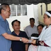 Ông Lữ Văn Hùng, Bí thư Tỉnh ủy Bạc Liêu, tặng quà, động viên vợ ông Châu Khêl. (Ảnh: Huỳnh Sử/TTXVN) 