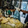 Nhân viên y tế điều trị cho bệnh nhân COVID-19 tại bệnh viện ở Paris, Pháp, ngày 14/10/2020. (Nguồn: AFP/TTXVN) 