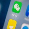 Biểu tượng WeChat trên một màn hình điện thoại. (Nguồn: AFP/TTXVN) 