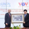 Tổng giám đốc Đài Tiếng nói Việt Nam Nguyễn Thế Kỷ (phải) trao quà lưu niệm cho Điều phối viên thường trú Liên hợp quốc tại Việt Nam, ông Kamal Malhotra. (Nguồn: VOV) 