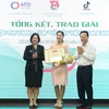 Trao giải Nhất cho thí sinh Hoàng Minh Thủy. (Nguồn: Trung ương Đoàn TNCS Hồ Chí Minh) 