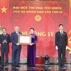 Chủ tịch Quốc hội Nguyễn Thị Kim Ngân trao Huân chương Độc lập hạng Nhất cho Tòa án nhân dân tối cao. (Ảnh: Trọng Đức/TTXVN) 