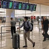 Hành khách tại sân bay quốc tế Changi ở Singapore ngày 16/3/2020. (Nguồn: AFP/TTXVN) 