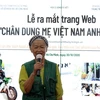 Họa sỹ Đặng Ái Việt giao lưu tại buổi ra mắt trang web Chân dung Mẹ Việt Nam Anh hùng. (Ảnh: Tiến Lực/TTXVN) 