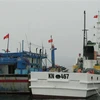 Tàu kiểm ngư 467 lai dắt tàu cá BĐ 98658 TS về Cảng Ba Ngòi, thành phố Cam Ranh, tỉnh Khánh Hòa. (Ảnh: Phan Sáu/TTXVN) 