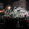 Lực lượng cứu hộ tìm kiếm các nạn nhân tại hiện trường một tòa nhà bị sập do động đất ở Izmir, Thổ Nhĩ Kỳ ngày 30/10/2020. (Nguồn: THX/TTXVN) 