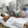 Nạn nhân Đinh Phạm Công, bị vùi lấp đa chấn thương đang được chăm sóc tại Khoa Hồi sức tích cực-Chống độc, Bệnh viện đa khoa tỉnh Quảng Nam. (Ảnh: Trần Lê Lâm/TTXVN) 