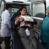 Nạn nhân bị thương sau khi các tay súng tấn công trường Đại học Kabul được chuyển tới bệnh viện Isteqlal ở Kabul, Afghanistan, ngày 2/11/2020. (Nguồn: AFP/TTXVN) 