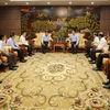 Ông Lê Quang Tùng, Ủy viên Dự khuyết Trung ương Đảng, Bí thư Tỉnh ủy, cùng các vị lãnh đạo tỉnh Quảng Trị gặp mặt Đoàn công tác Thông tấn xã Việt Nam. (Ảnh: Hồ Cầu/TTXVN) 
