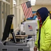 Cử tri Mỹ bỏ phiếu trong Ngày tổng tuyển cử tại điểm bầu cử ở Winchester, Virginia ngày 3/11/2020. (Nguồn: AFP/TTXVN) 