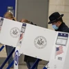 Cử tri Mỹ bỏ phiếu trong Ngày Bầu cử tại điểm bỏ phiếu ở New York, ngày 3/11/2020. (Nguồn: THX/TTXVN) 