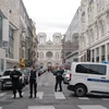 Cảnh sát gác gần hiện trường vụ tấn công bằng dao ở thành phố Nice, Pháp ngày 29/10/2020. (Nguồn: THX/TTXVN) 