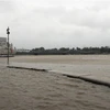 Mực nước lũ trên sông Hương gần đạt mức báo động 2. (Ảnh: Đỗ Trưởng/TTXVN) 