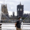 Người dân đeo khẩu trang phòng COVID-19 tại London. (Nguồn: AFP/TTXVN) 