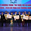 Ban tổ chức trao giải thưởng tới các tác giả, nhóm tác giả có sáng kiến, công trình tiêu biểu năm 2020. (Nguồn: hanoimoi.com.vn) 