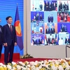 Thủ tướng Nguyễn Xuân Phúc, Chủ tịch ASEAN 2020 và Bộ trưởng Bộ Công Thương Trần Tuấn Anh và các nước tham dự lễ ký Hiệp định Đối tác Kinh tế Toàn diện Khu vực (RCEP). (Ảnh: Thống Nhất/TTXVN) 