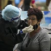 Nhân viên y tế lấy mẫu dịch xét nghiệm COVID-19 cho hành khách tại sân bay quốc tế Jose Marti ở La Habana, Cuba ngày 15/11/2020. (Nguồn: THX/TTXVN) 