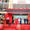 Phó Chủ tịch nước Đặng Thị Ngọc Thịnh trao Huân chương Độc lập hạng Nhì cho trường Trung học cơ sở Ngô Sĩ Liên. (Ảnh: Thanh Tùng/TTXVN) 