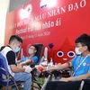 Các tình nguyện viên hiến máu tại ngày hội. (Ảnh: Thanh Tùng/TTXVN) 