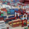 Container hàng hóa được xếp tại cảng ở Thanh Đảo, tỉnh Sơn Đông, Trung Quốc. (Ảnh: EPA/TTXVN) 