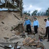 Bộ Trưởng Nguyễn Xuân Cường kiểm tra tình hình sạt lở bờ biển ở xã Gio Hải, huyện Gio Linh (Quảng Trị). (Ảnh: Hồ Cầu/TTXVN) 