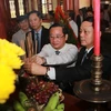 Đại diện lãnh đạo tỉnh Quảng Trị dâng hương trong lễ kỷ niệm 100 năm ngày sinh Nhà thơ Chế Lan Viên. (Ảnh: Hồ Cầu/TTXVN) 