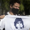 Người hâm mộ chờ tiễn biệt huyền thoại bóng đá Diego Maradona tại tang lễ của ông ở Buenos Aires, Argentina ngày 26/11/2020. (Nguồn: THX/TTXVN) 