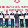 Chủ tịch Quốc hội Nguyễn Thị Kim Ngân trao Huân chương Lao động hạng Nhất cho các cá nhân, tập thể ngành Ngân hàng. (Ảnh: Trọng Đức/TTXVN)