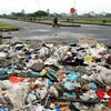 Bãi rác tự phát trên đường vành đai phía Nam, đoạn qua địa phận xã Vũ Chính, thành phố Thái Bình. (Ảnh Thế Duyệt/TTXVN) 